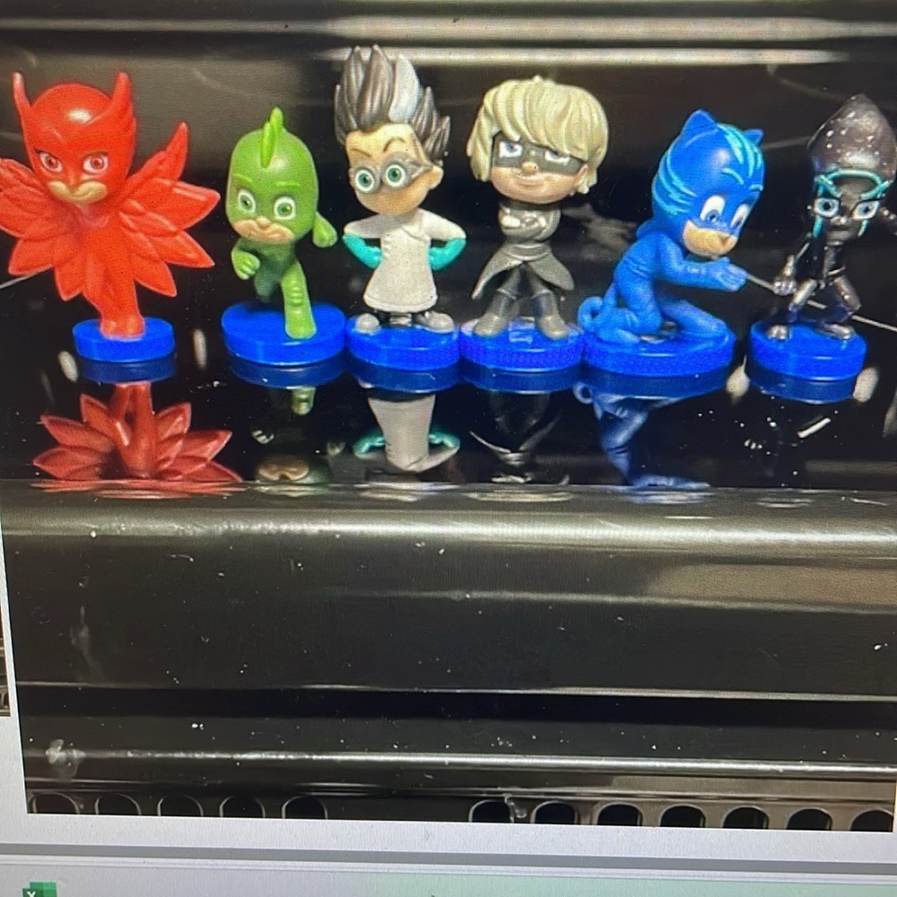 6 PJ Masks cake toppers